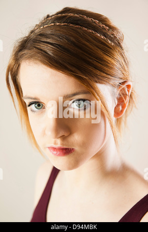 Close-up Portrait of Teenage Girl in Upsweep Hairstyle et maquillés, Studio Shot on White Background Banque D'Images