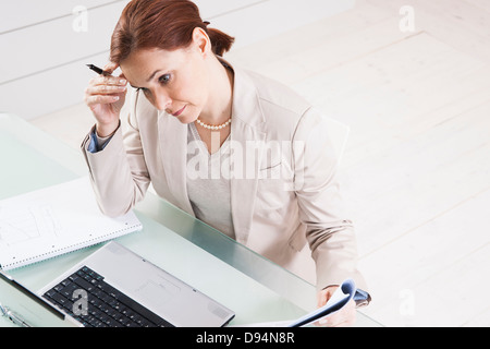 Young Businesswoman Working in Office Banque D'Images