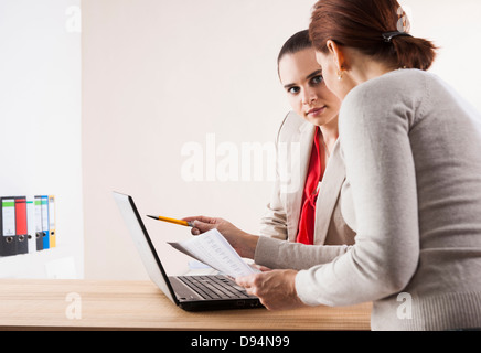 Businesswomen Working in Office Banque D'Images