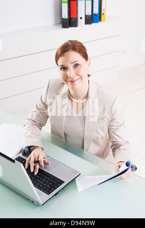 Young Businesswoman in Office Banque D'Images