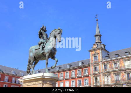 Statue équestre de Philippe III à Playa Mayor à Madrid avec fond de Casa de la Panaderia ouvragée. Banque D'Images
