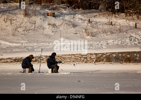 Fisher de glace sur la rivière Moskova, Moscou, Russie Banque D'Images