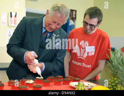 Dundee, Écosse, Royaume-Uni. 11 juin 2013. Prince's Trust jeunes servis à un droit Royal de fruits de Son Altesse Royale le duc de Rothesay aujourd'hui (11 juin), lors de la visite d'un centre géré par l'organisme de bienfaisance de la jeunesse à Dundee. Banque D'Images