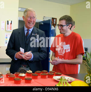 Dundee, Écosse, Royaume-Uni. 11 juin 2013. Prince's Trust jeunes servis à un droit Royal de fruits de Son Altesse Royale le duc de Rothesay aujourd'hui (11 juin), lors de la visite d'un centre géré par l'organisme de bienfaisance de la jeunesse à Dundee. Banque D'Images