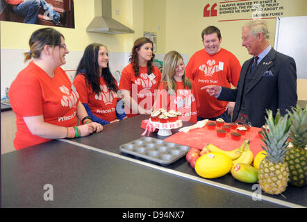 Dundee, Écosse, Royaume-Uni. 11 juin 2013. Prince's Trust jeunes servis à un droit Royal de fruits de Son Altesse Royale le duc de Rothesay aujourd'hui (11 juin), lors de la visite d'un centre géré par l'organisme de bienfaisance de la jeunesse à Dundee. Banque D'Images