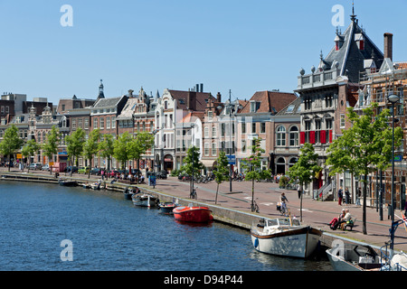 Commerces, logements et bateaux quai de la ligne de la rivière Spaarne dans la ville de Haarlem en Hollande du Nord Banque D'Images