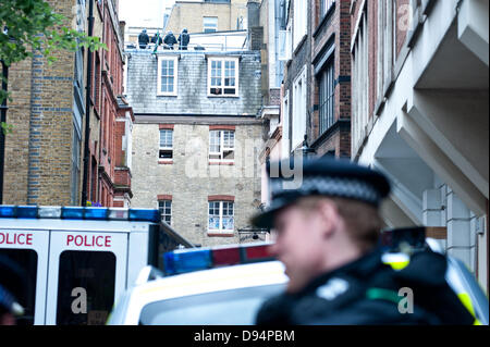 Londres, Royaume-Uni. 11 juin 2013. La police anti-émeute déployés dans la rue sombre, à l'ouest de Londres au milieu des manifestations du G8/Cruciatti Crédit : Piero Alamy Live News Banque D'Images