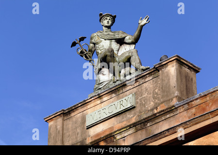 Statue de Mercury par Alexander Stoddart au sommet d'un bâtiment sur John Street dans le centre-ville de Glasgow, Écosse, Royaume-Uni Banque D'Images