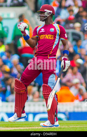 Londres, Royaume-Uni. 11 Juin, 2013. West Indies Darren Sammy célèbre un demi-siècle au cours de l'ICC Champions trophy international cricket match entre l'Inde et des Antilles à l'Oval Cricket Ground le 11 juin 2013 à Londres, en Angleterre. (Photo de Mitchell Gunn/ESPA/Alamy Live News) Banque D'Images