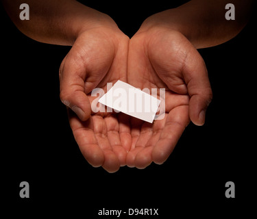 Close-up of Woman's Hands holding morceau de papier, Studio Shot Banque D'Images