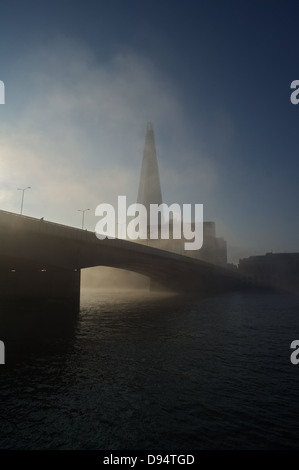 Brouillard sur le pont de Londres Banque D'Images