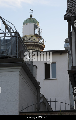 L'avis de la cour sur (de Warnemunde de. - Warnemünde) à Rostock . Sur un arrière-plan est le vieux phare avec une girouette Banque D'Images