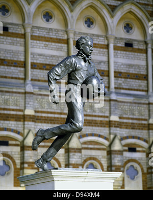 Une statue de bronze de William Webb Ellis à l'extérieur de l'école de Rugby de Rugby où, en 1823, il a inventé le jeu du rugby. Banque D'Images
