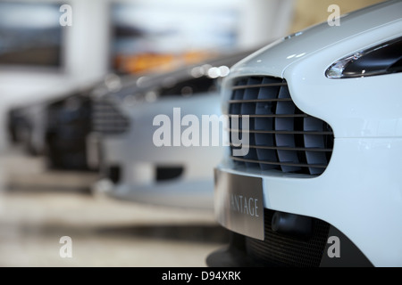Aston Martin voitures dans une nouvelle voiture d'exposition à Leeds Banque D'Images