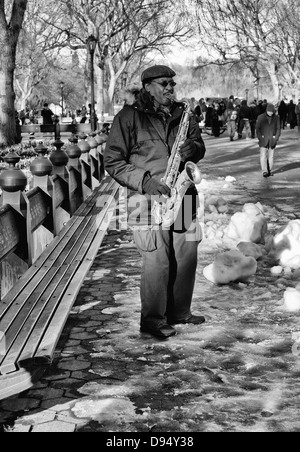 Saxophoniste dans Central Park, New York Banque D'Images