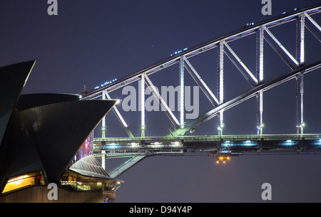 Vue rapprochée de l'Opéra de Sydney et le Sydney Harbour Bridge vu de dame la chaise de Macquarie, Sydney, Australie Banque D'Images