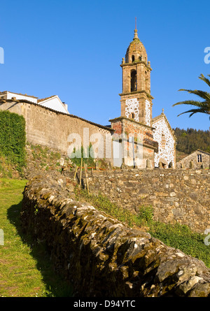 Petite église dans un village espagnol. Ce village est appelé San Andrés de Teixido et est situé en Galice, dans le nord de Banque D'Images