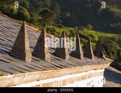 Toit en ardoise détail avec pinacles de pierre. Ce lieu est situé à San Andrés de teixido, Galice, Espagne. Banque D'Images