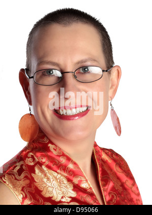 Une belle fin, la mère de trente portant des lunettes est souriant à la caméra. Elle a une coupe de cheveux très courte. Banque D'Images