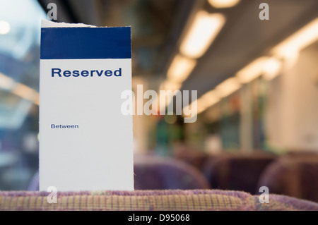 Billets réservés en blanc sur le siège d'un train de la classe standard Banque D'Images