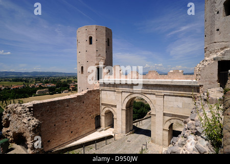 Italie, Ombrie, Spello, Porta Venere, ancienne porte romaine et tours de Propertius Banque D'Images