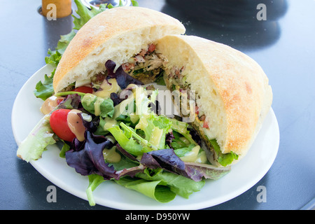 Sandwich à la salade de thon et légumes pain ciabatta Salade verte avec des tomates closeup Banque D'Images