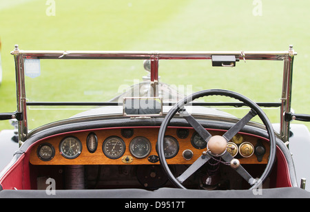 Tableau de bord de l'intérieur d'une voiture classique en photo à l'extérieur. Banque D'Images