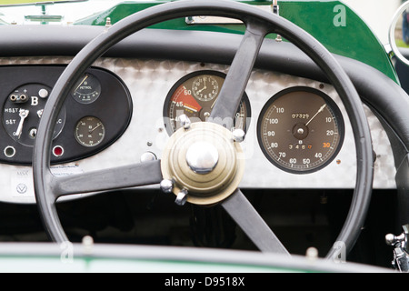 Tableau de bord de l'intérieur d'une voiture Bentley classiques illustrés à l'extérieur. Banque D'Images