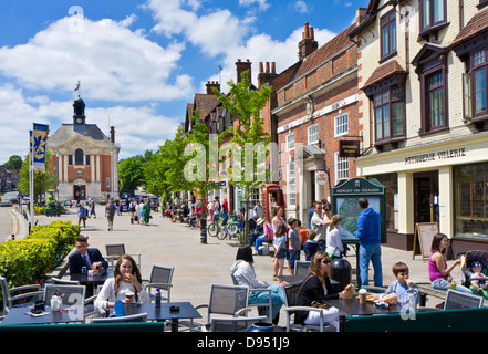 Henley-on-Thames boutiques cafés et entreprises dans la rue Market place Hart Henley-on-Thames Oxfordshire Angleterre GB UE Europe Banque D'Images