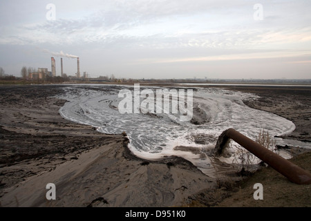 Une sortie près du tuyau d'Patnów thermique au charbon dont les cheminées sont visibles dans l'arrière-plan. Pologne Banque D'Images