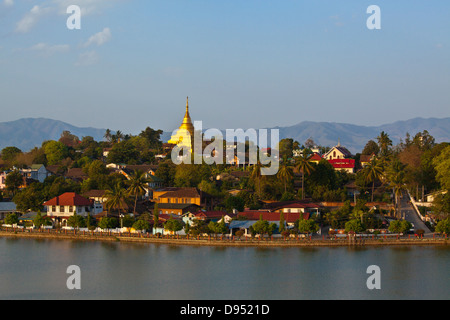 WAT JONG KHAM se trouve sur une colline au nord du lac NAUNG TUNG le centre de la ville de Kengtung savent également comme KYAINGTONG - Myanmar Banque D'Images