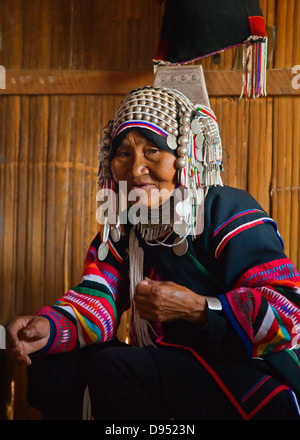 Les femmes de la tribu AKHA portent des coiffures élaborées en perles, pièces d'argent et tissés à la main coton - village près de Kengtung ou Banque D'Images