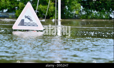 La tupper dans le cadre d'un signe de la circulation est visible dans une rue inondée par le fleuve Elbe dans Neu Darchau, Allemagne, 11 juin 2013. La crue des eaux, à l'elbe reste désastreuse. Photo : Philipp Schulze/dpa/Alamy Live News Banque D'Images