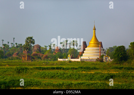 Vieux stupas bouddhistes dans la ville historique de INWA qui a servi de la capitol royaumes birmans depuis 400 ans - Myanmar Banque D'Images