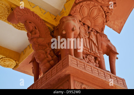 Le magnifiquement sculpté extérieur de l'université bouddhiste du monde THIDAGU est situé à la base de la colline de Sagaing, près de Mandalay Banque D'Images