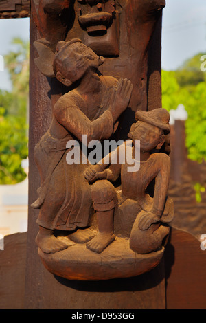 Des sculptures sur le KYAUNG SHWE IN BIN connu comme le monastère en teck et construit en 1895 - MANDALAY, MYANMAR Banque D'Images