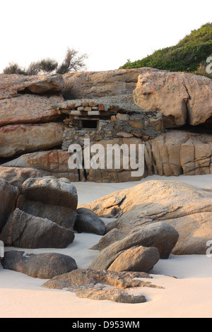 Un ancien bunker militaire sur une plage. Comté de Kinmen, Taiwan Banque D'Images