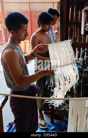 Une usine de nouilles de riz - HSIPAW, MYANMAR Banque D'Images