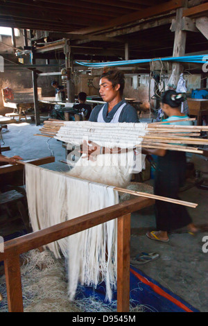 Une usine de nouilles de riz - HSIPAW, MYANMAR Banque D'Images