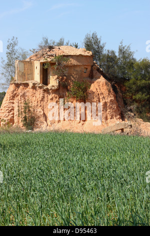 Un ancien bunker militaire sur les terres agricoles. Jinning, Kinmen County, Taiwan Banque D'Images