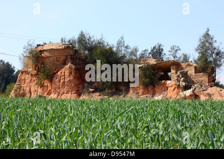 Un ancien bunker militaire sur les terres agricoles. Jinning, Kinmen County, Taiwan Banque D'Images