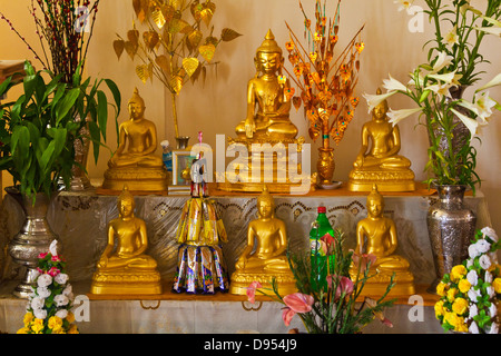 Des statues de Bouddha à un couvent bouddhiste - HSIPAW, MYANMAR Banque D'Images