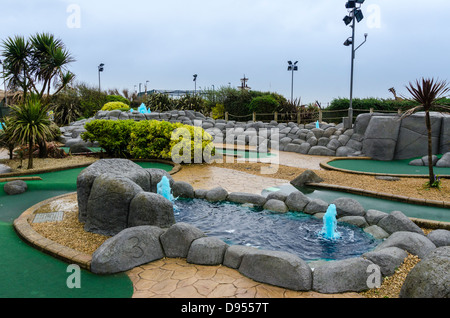 Hastings, mini-golf sur un jour de pluie Banque D'Images