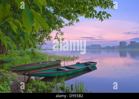 Deux bateaux sur la rivière Narew. Lever du soleil paysage. Banque D'Images