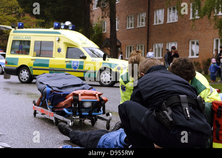 Des ambulanciers suédois préparent un patient pour le transport à l'hôpital dans leur ambulance avec l'aide de la police. Pas un accident réel, juste la formation Banque D'Images