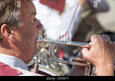 Close up of male playing trumpet Banque D'Images