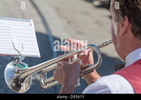 À la recherche sur l'épaulement du man playing trumpet avec feuille de musique Banque D'Images