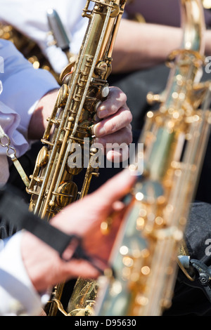 Close up de doigté au ténor saxaphone Banque D'Images