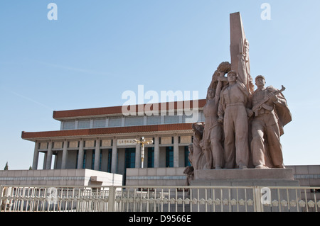 Monument révolutionnaire en pierre en face du mausolée de Mao Zedong sur la place Tiananmen à Pékin, Chine Banque D'Images