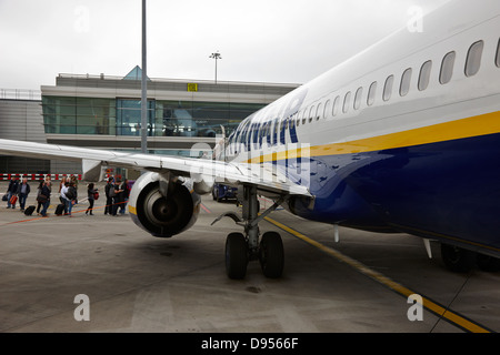 Les passagers d'vol Ryanair à l'aéroport de Dublin 1 Irlande terminal Banque D'Images